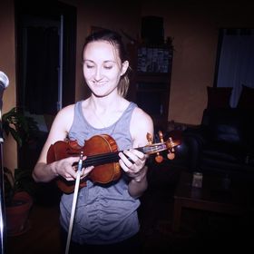 Jaesi playing violin